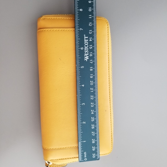 LV 44-000  Coach Large Zippy compact wallet - Picture 3 of 8